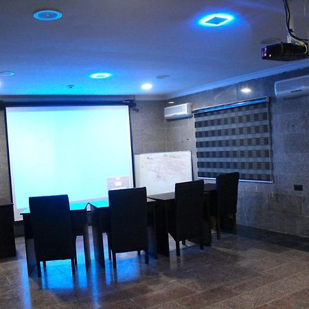 Class Suites Ikeja Bagian luar foto