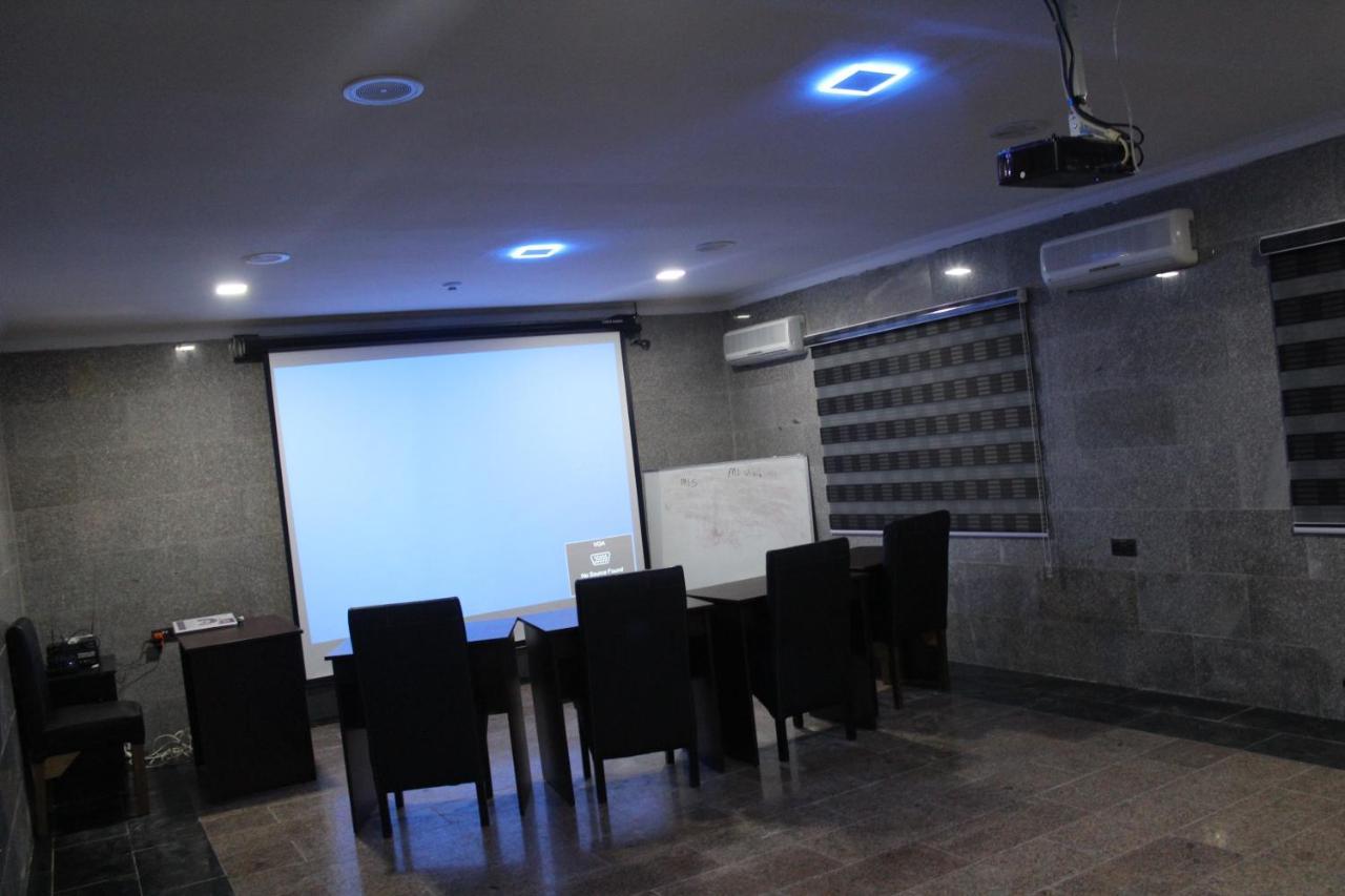 Class Suites Ikeja Bagian luar foto